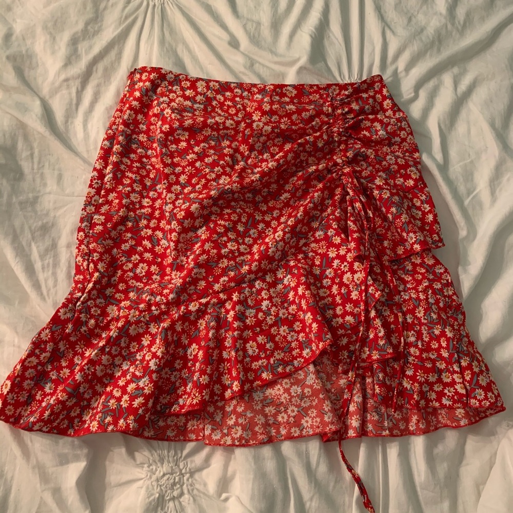 Red floral scrunch skirt! NWOT - Picture 2 of 4